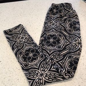 Black and cream leggings. OS.